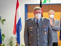Ein Soldat mit Mund-Nasen-Schutz