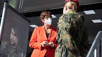 Ministerin Kramp-Karrenbauer spricht mit einer Soldatin
