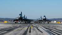 Eine Formation aus Eurofightern auf der Runway des Flugplatzes Neuburg.