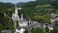 Der Heilige Bezirk in Lourdes mit der Rosenkranzbasilika und der Esplanade