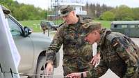 Kurz vor dem Schiessen unterrichtet der Staffelchef, Major Simon Rüschkamp, den Inspekteur der Luftwaffe über den Ablauf.