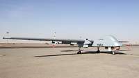 Eine Heron-1-Drohne steht in Afghanistan auf dem Flugfeld.