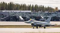 Der erste der zehn Eurofighter berührt bei der Landung auf dem Flughafen Rovaniemi finnischen Boden.