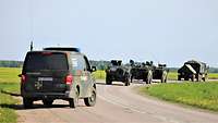 Ein Fahrzeug der deutschen Militärpolizei folgt vier vorausfahrenden Fahrzeugen