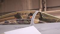 Ein Pilot sitzt im Cockpit eines Eurofighters.