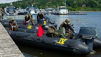 Soldaten betanken Schnellboote mit Kraftstoff