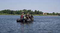 Ein Fallschirmspringer wird aus dem Schwielowsee in das Schnellboot der Pioniere gezogen