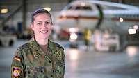 Ein Portrait von Miriam Altfelder. Sie ist Fotosoldatin in der Flugbereitschaft BMVg.