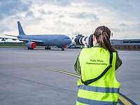 Miriam Altfelder wurde selbst beim Fotografieren eines Flugzeugs fotografiert.