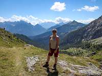 Miriam Altfelder steht in den Dolomiten. Im Hintergrund sind die Berge zu sehen.