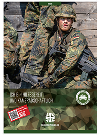 Plakat mit einem Soldaten, der einen anderen auf ein Hindernis hebt. Darunter steht "Ich bin hilfsbereit und kameradschaftlich".