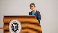 Verteidigungsministerin Annegret Kramp-Karrenbauer hielt ihre dritte Grundsatzrede am Podium