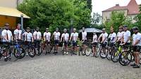 Teilnehmer der Spendenfahradtour mit ihren Fahrrädern im Katholischen Militärbischofsamt