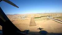 Die sandige Landebahn in Afghanistan aus der Sicht eines A400M-Cockpits.