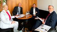 Gisela Manderla (CDU), Dr. Karl-Heinz Brunner (SPD), Philip Kraft und Rainer Krotz treffen sich zu Gesprächen