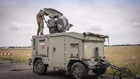 Soldat auf einem mobilen Radarsystem