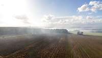 Sicht auf die Moorlandschaft in Meppen, im Hintergrund dampfende Mooroberfläche