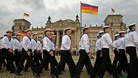 Soldaten der Marine marschieren vor dem Reichstagsgebäude in Berlin