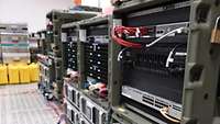 In einem Technikraum stehen Server und IT-Technik in gesicherten Transportboxen