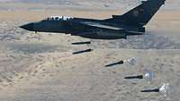 Ein Kampfflugzeug wirft Bomben ab