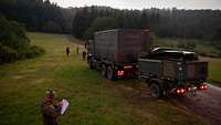 Soldaten und Fahrzeuge auf der Wiese.