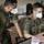 Zwei Soldaten mit Mund-Nasenschutz arbeiten gemeinsam an ihren Laptops.