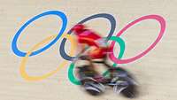 Olympische Ringe auf einer Radrennbahn