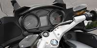 Detailaufnahme des Armaturenbretts eines Motorrads vom Typ BMW R 1200 RT