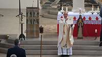 Militärpfarrer Schneider hält die Dankurkunde vor dem Altar in den Händen.