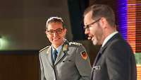 Zwei Offiziere moderieren eine Veranstaltung an der Führungsakademie der Bundeswehr