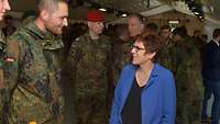 Annegret Kramp-Karrenbauer spricht mit Soldaten in der Rhön Kaserne
