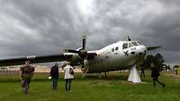 Zu sehen ist ein außer Dienst gestelltes, altes, silbernes französisches Flugzeug mit zwei Triebwerken.