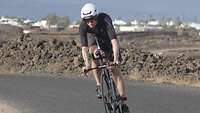 Timo Schaffeld fährt auf dem Rad über die Feuerberge auf Lanzarote – bergauf und immer gegen den Wind.