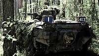 Ein Schützenpanzer Marder fährt durch den Wald