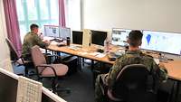 Soldaten an Computern 
