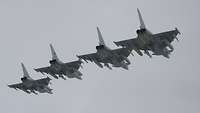 Vier Kampfflugzeuge in der Luft.