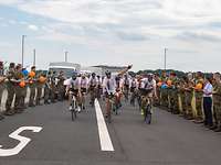 Angehörige der Flugbereitschaft BMVg begrüßen die Radfahrer.