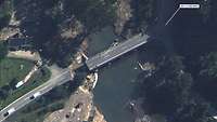 Luftbildaufnahme von zerstörter Brücke in Streitenau