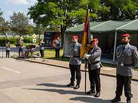 Zwei Soldaten halten eine Deutschlandflagge