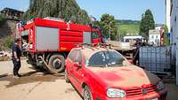 Im Hochwassergebiet befüllen zwei Feuerwehrmänner der Bundeswehr-Feuerwehr einen Behälter mit Brauchwasser