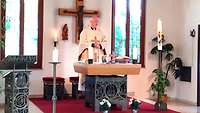 Militärdekan Heinrich-Peter Treier am Altar