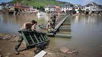 Vier Soldaten bauen Gewässerübergang
