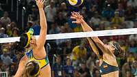 Kira Walkenhorst blockt einen Ball am Netz gegen zwei brasilianische Gegenspielerinnen im Olympia-Finale 2016 in Rio.