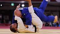 Zwei Sportler im Kampf um die Bronzemedaille im Judo-Teamwettkampf.