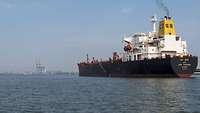 Ein Hochseeschiff nähert sich dem Hafen von Kochi