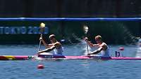 Zwei Sportler im Kajak auf dem Wasser