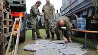 Soldaten legen einen Weg aus Panzerplatten in der Nähe der Feldküche