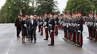 Bei der Parade in Sandhurst ehrt Premierminister Boris Johnson den Offiziersanwärter Carl Hilscher.