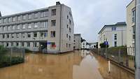 Zwei Gebäude der Bundeswehr stehen in Bad Neuenahrrund im Hochwasser