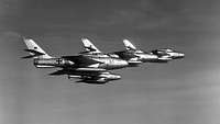 Vier F-84F Thunderstreak fliegen in Formation.